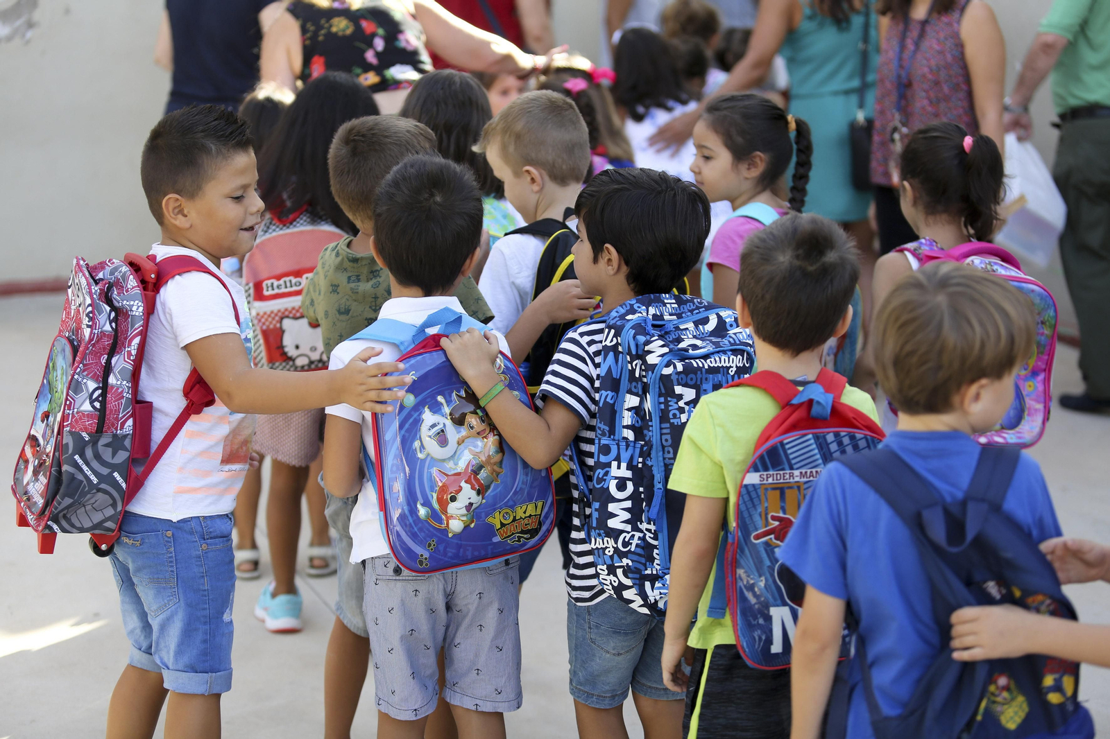 Alumnos hacen cola para acceder a sus clases.