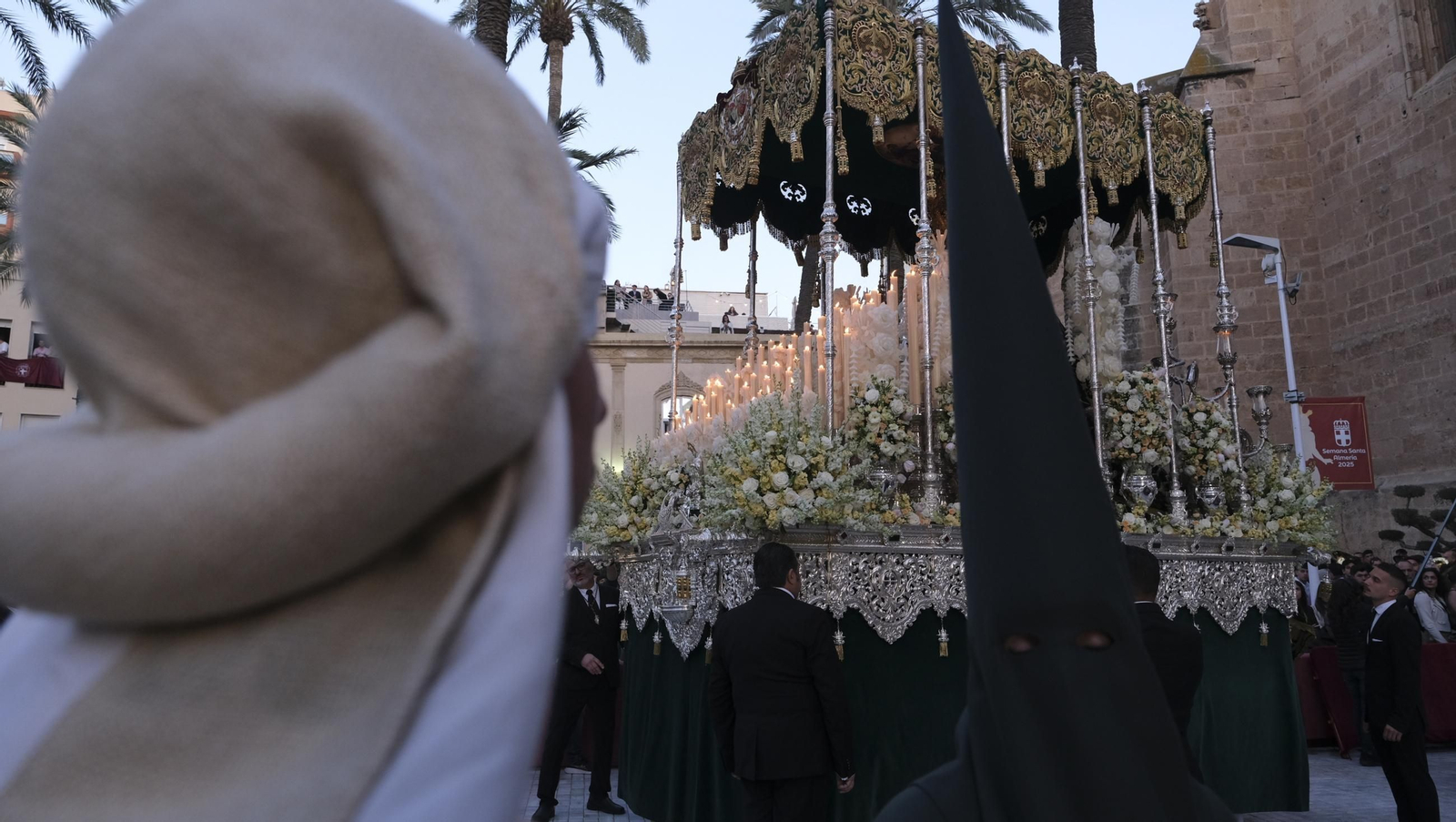 Estudiantes en la Semana Santa de Almería 2025