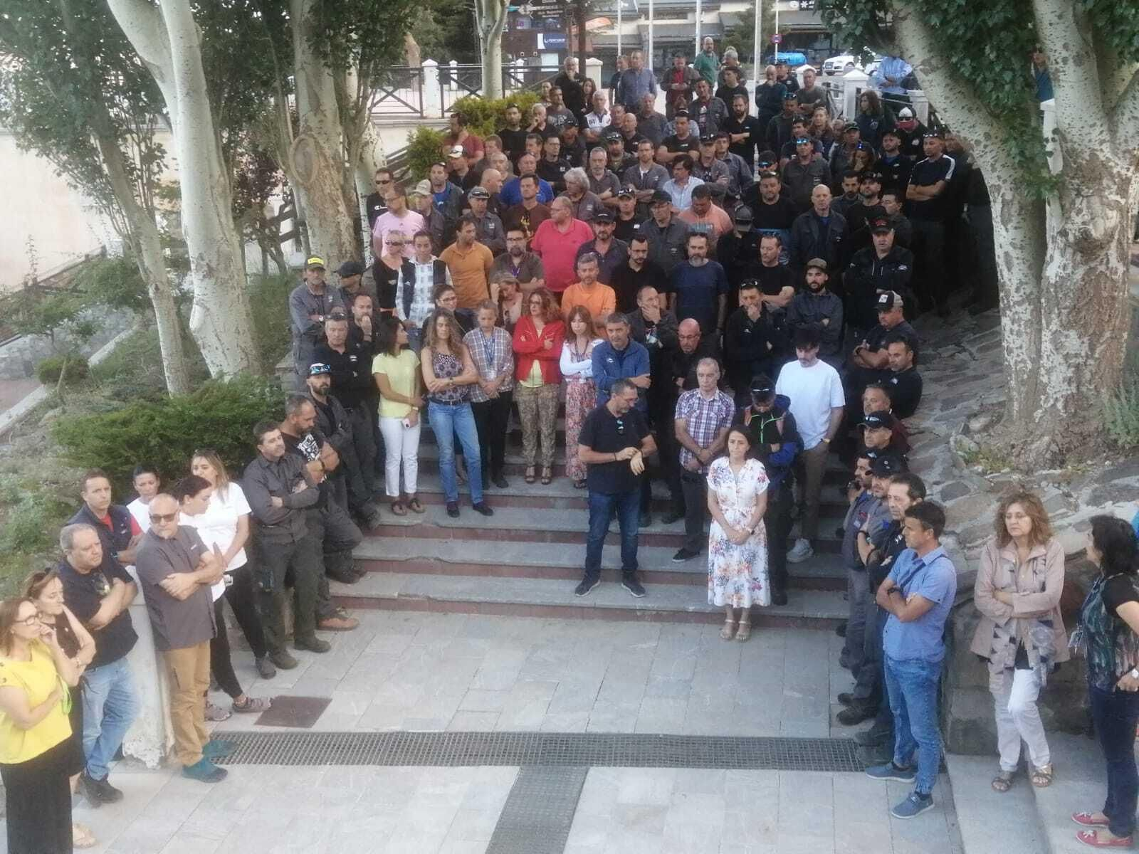 Concentración de los trabajadores de Cetursa-Sierra Nevada en señal de duelo por el fallecimiento de un compañero mientras trabajaba