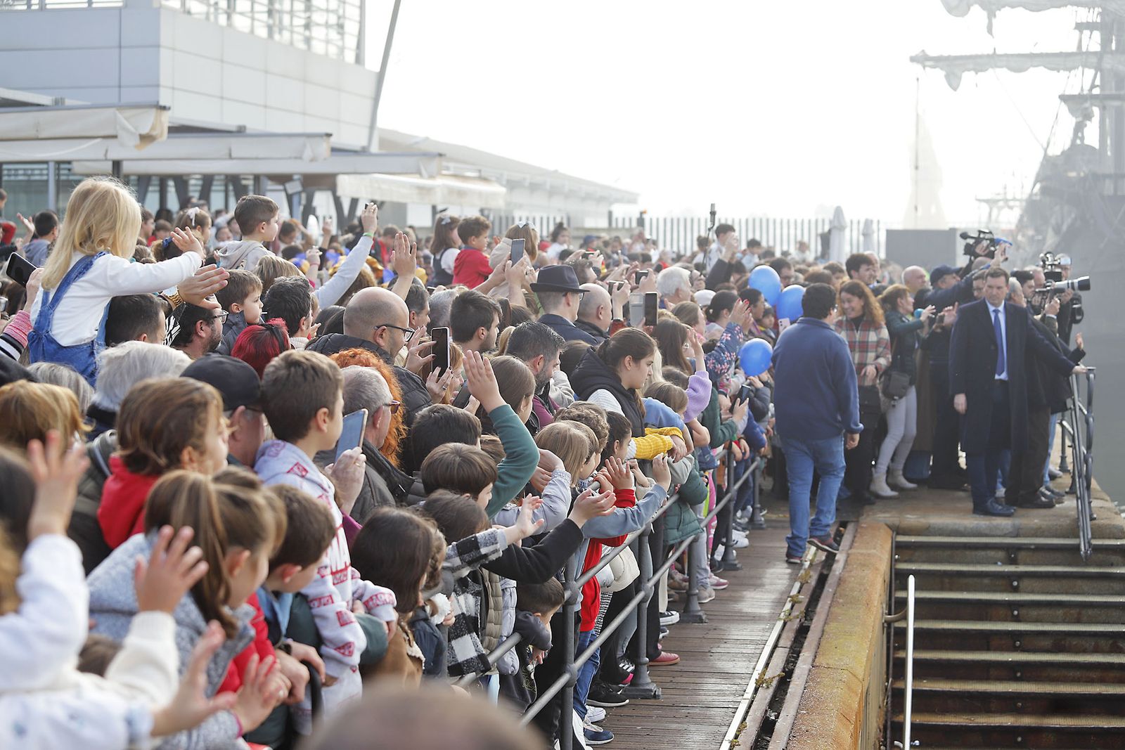 Imágenes de la mágica llegada de los Reyes Magos y la Estrella de la Ilusión a Huelva en barco