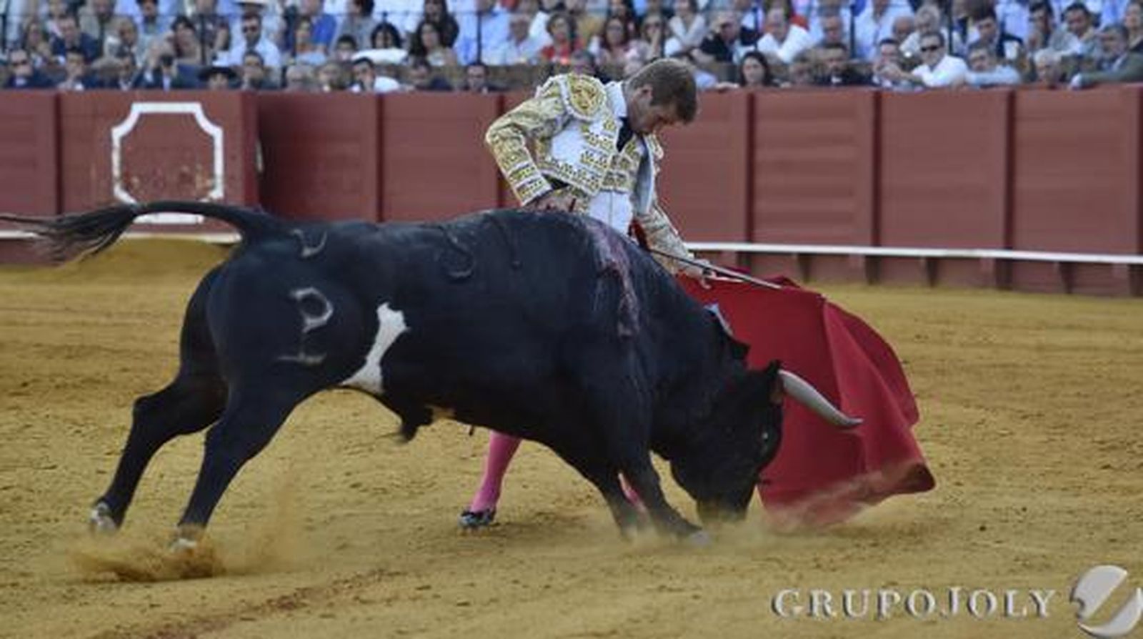 Javier Jiménez en el tercer toro./ Juan Carlos Vázquez