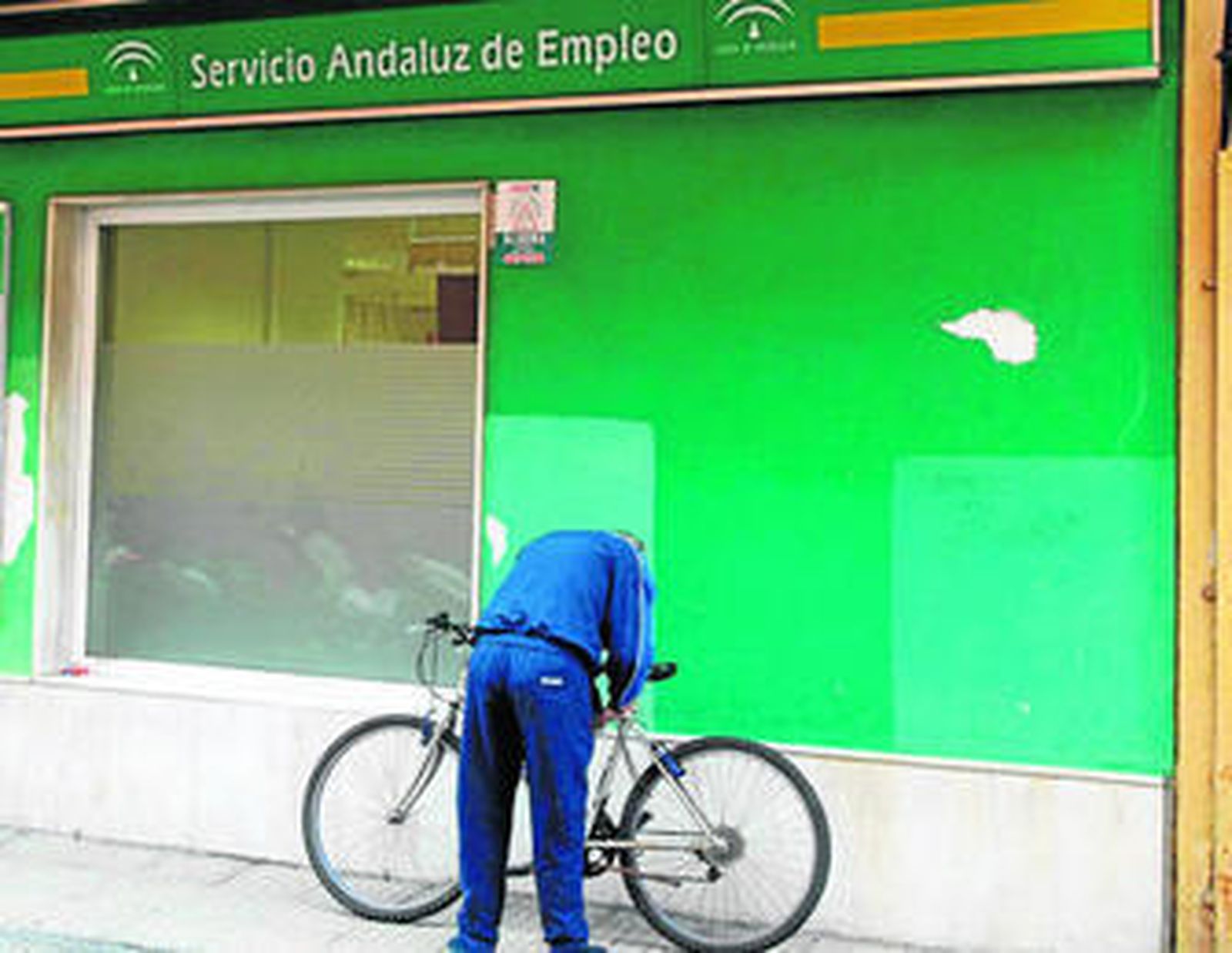 Un hombre, en la puerta de la oficina del SAE de La Línea.