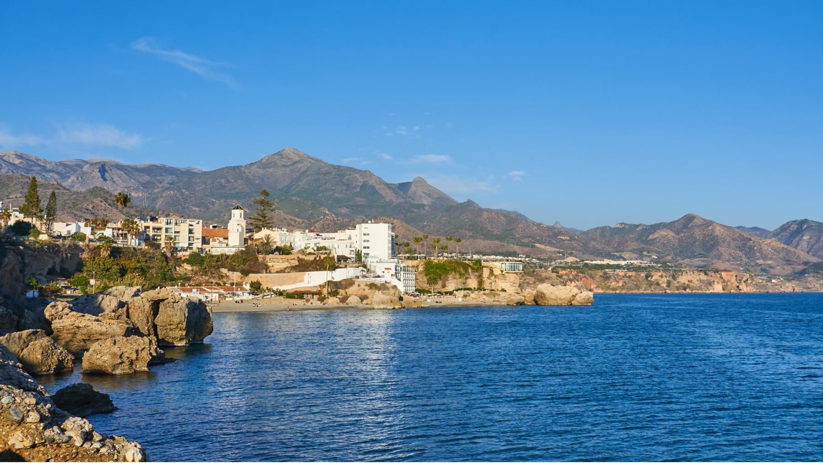 Una de las playas de Nerja.