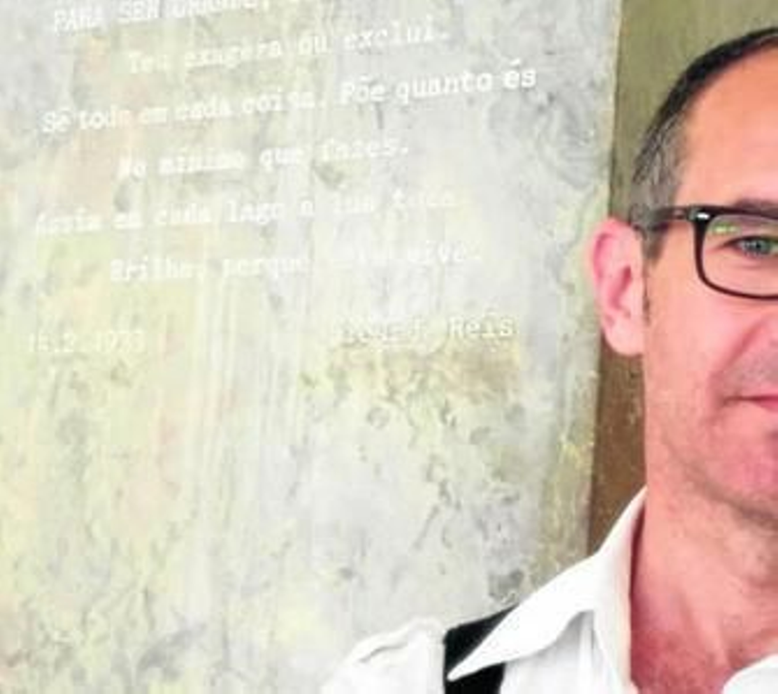 Francisco Baena, en la tumba de Pessoa.