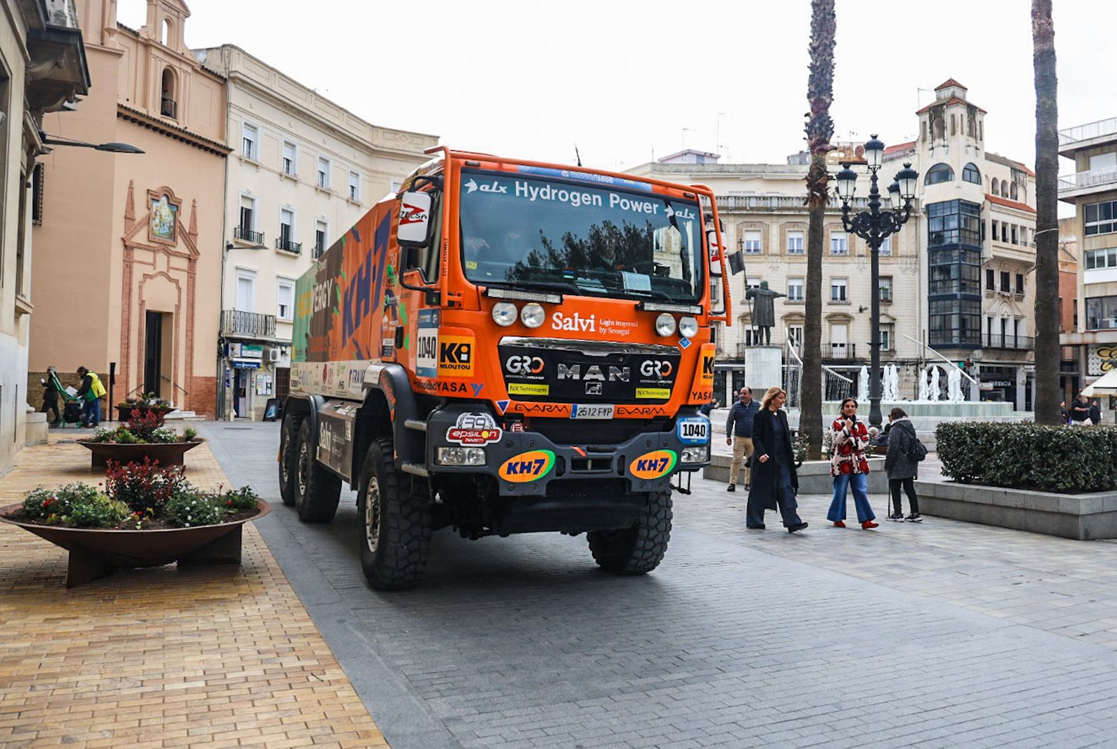 Fotografías de la llegada del vehículo ganador del último Rally Dakar en la categoría Mission 1000, enmarcado en la Jornada 'Huelva presente y futuro en movilidad sostenible y desarrollo territorial'