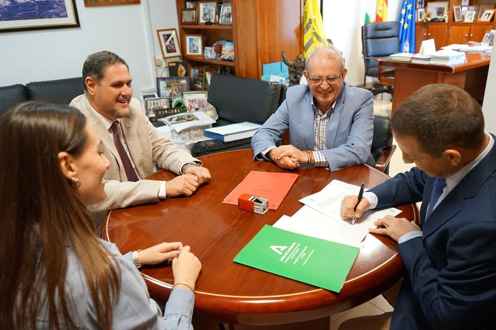 Momento de la firma de la cesión entre el alcalde y los delegados de la Junta.