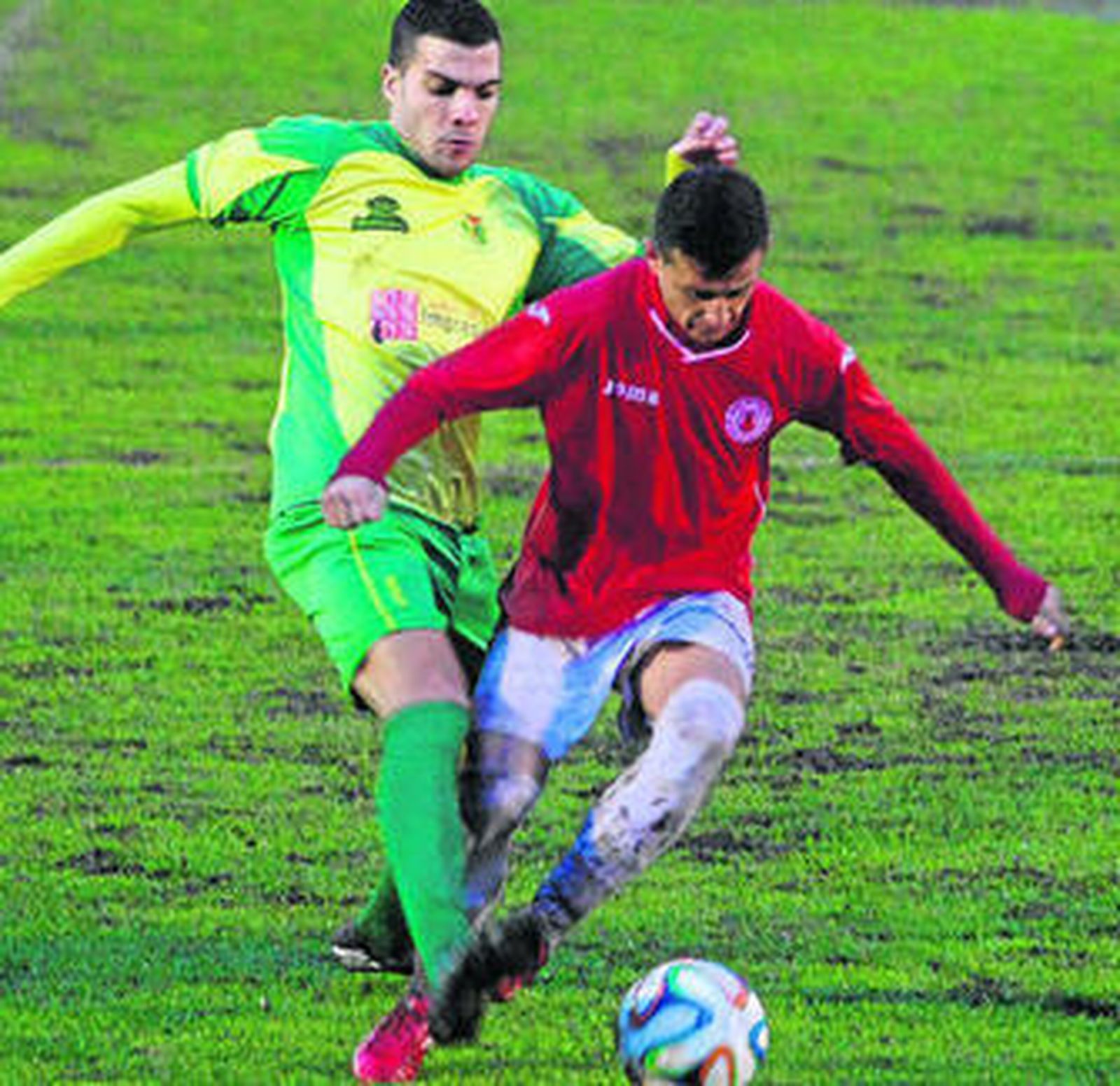 Chupi se marcha de la presión de Miguel, en el derbi ante la Unión.