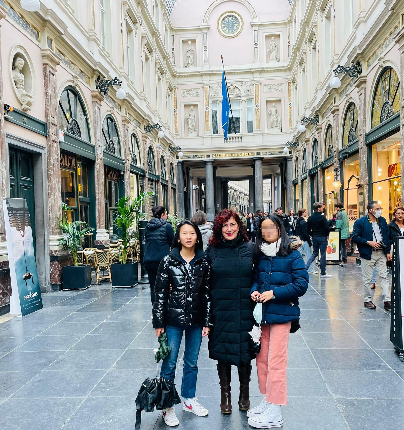 Olga (izquierda) y Silvia (derecha) con su madre adoptiva.