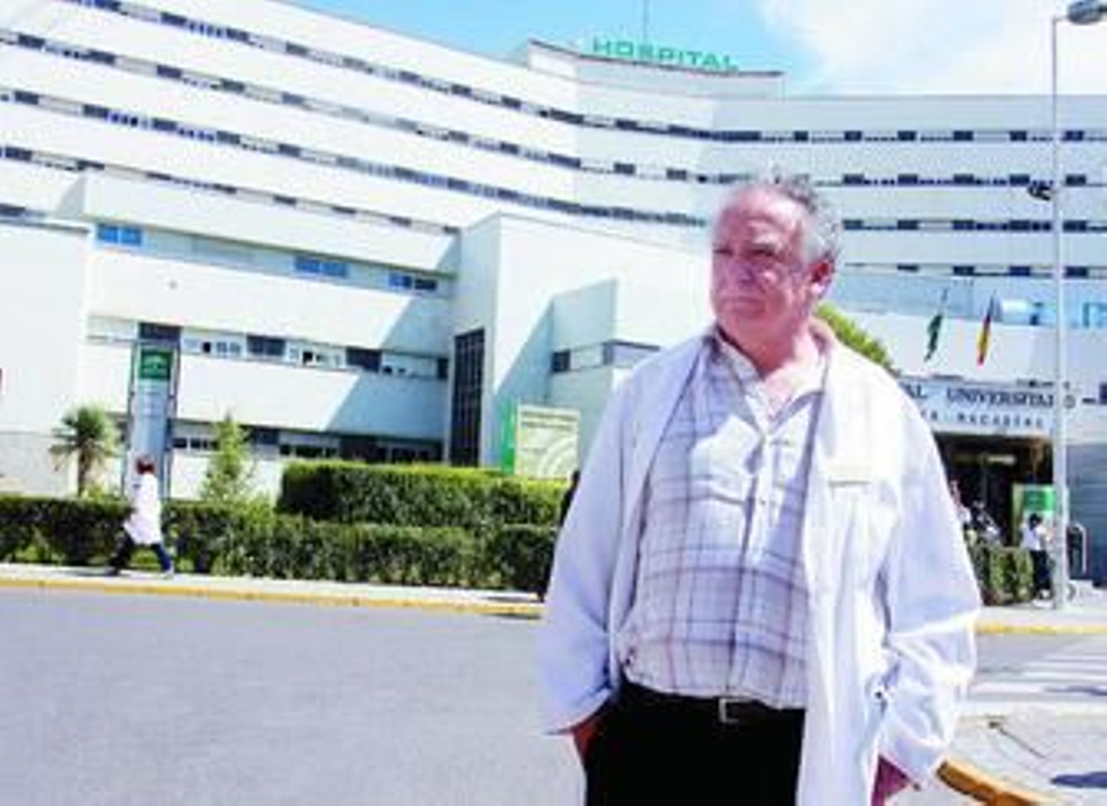 El neurólogo Guillermo Izquierdo, en el Hospital Virgen Macarena.