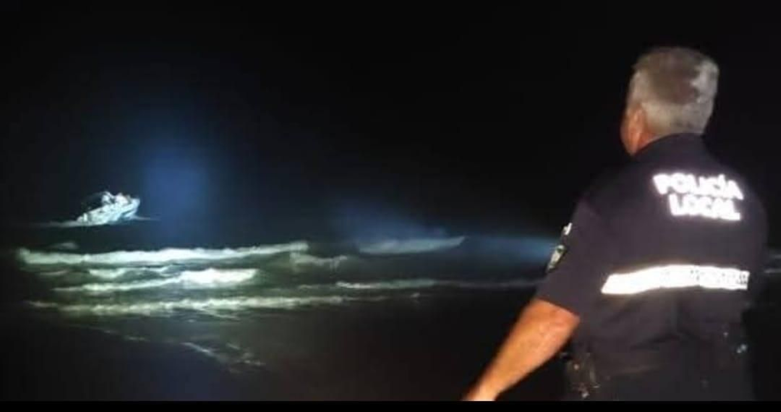 Policía Local de Almonte divisando la embarcación.