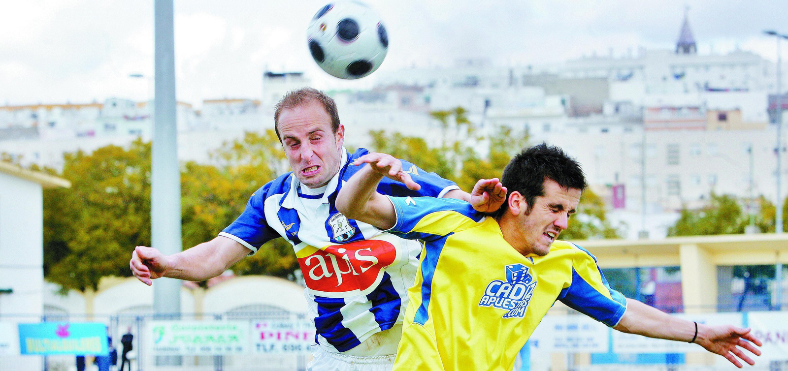 Bello lucha por un balón con Castillo en La Juventud. Bello lucha por un balón con Castillo en La Juventud.