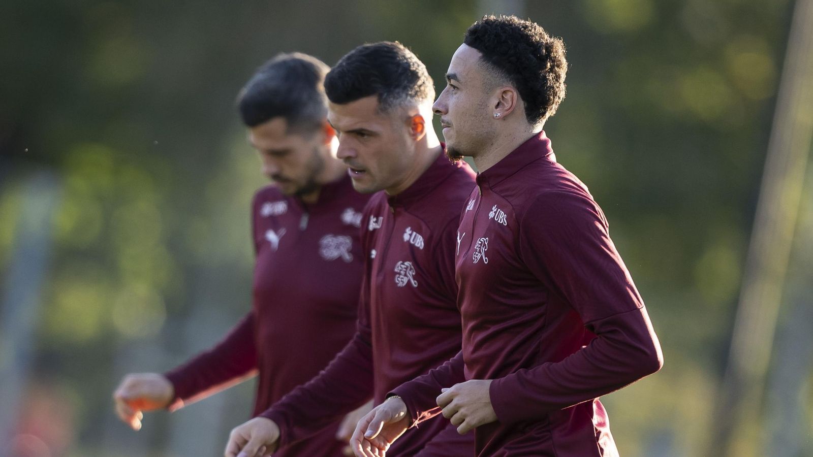 Rubén Vargas, en primer plano junto a Xhaka y Remo en un entrenamiento de Suiza ayer mismo.