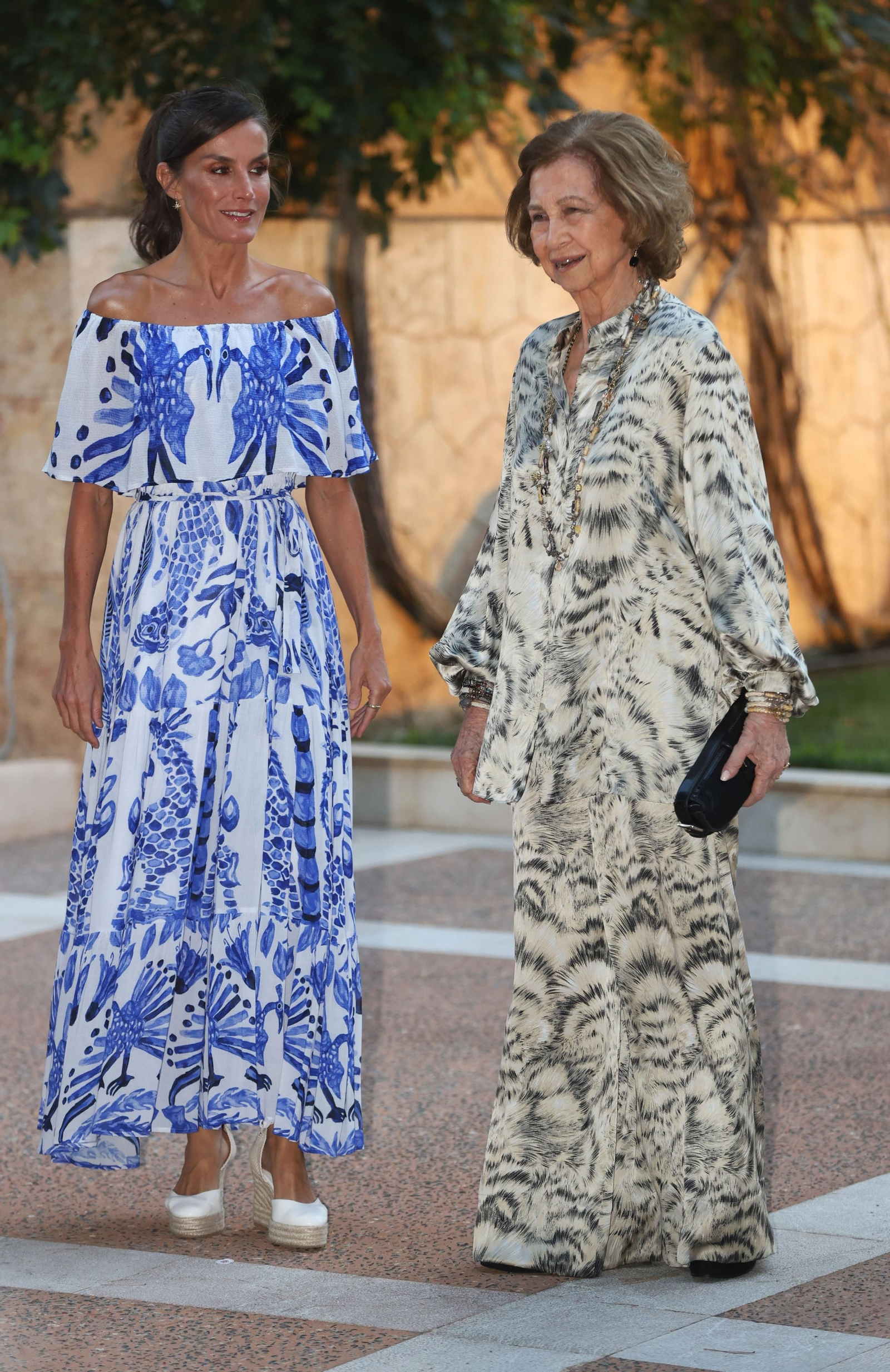 Doña Sofía conversa con los Reyes