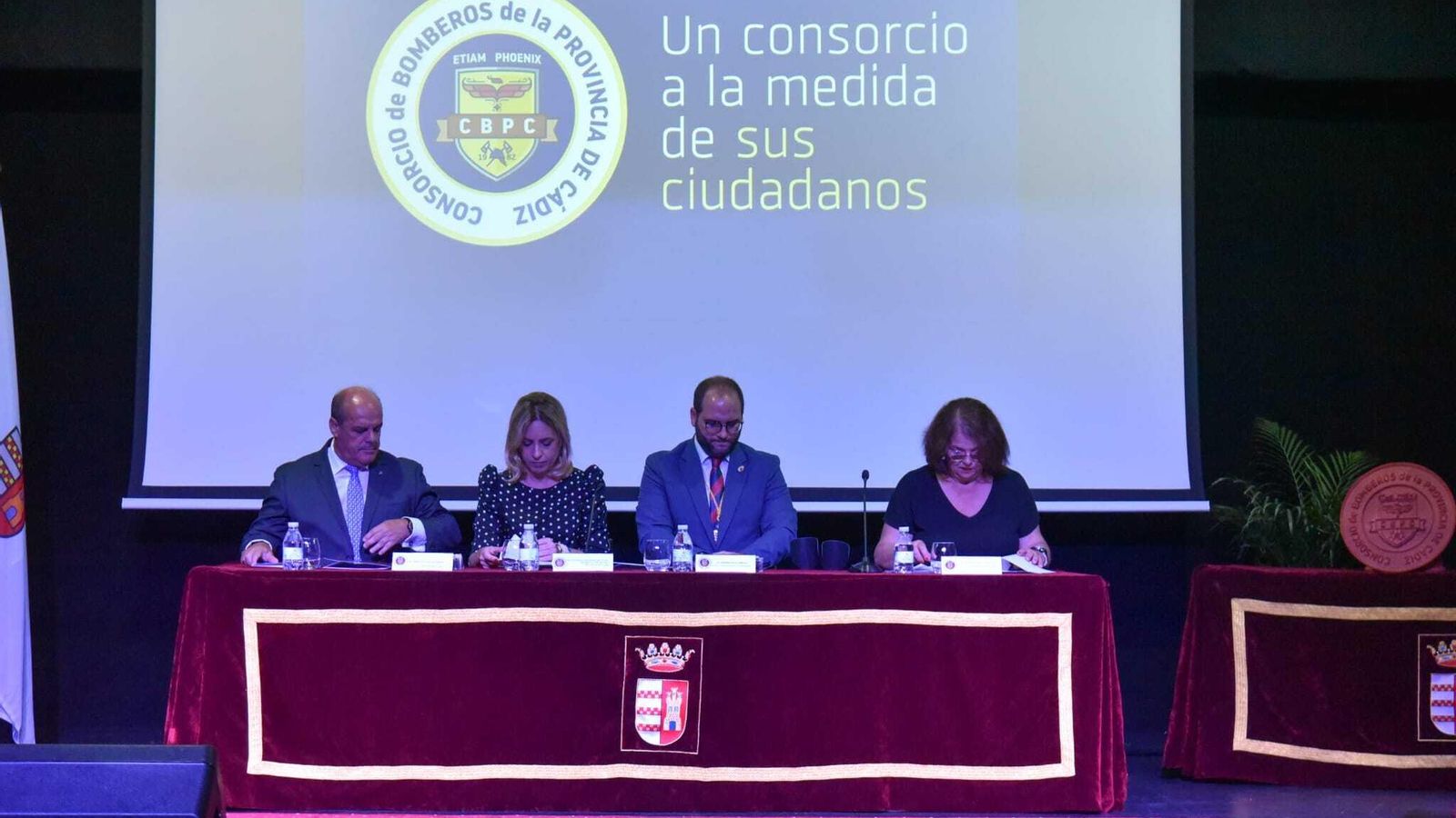 Los representantes institucionales en el acto de toma de posesión.