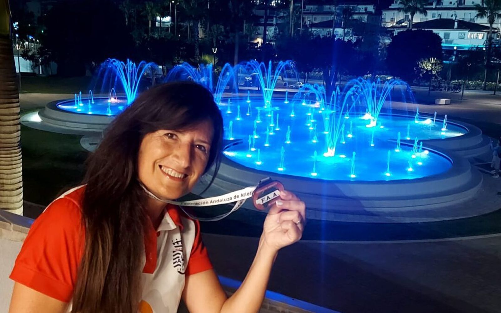 María José Valle posa con la medalla de plata lograda en el Andaluz al aire libre.