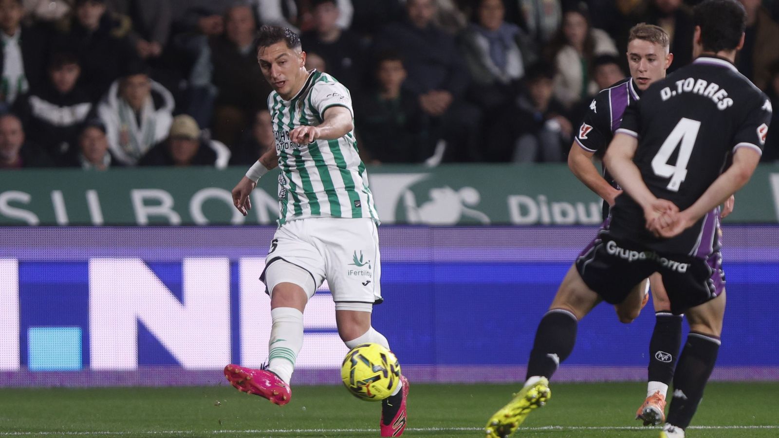 Carracedo intenta sacar un centro en el Córdoba CF - Valladolid.