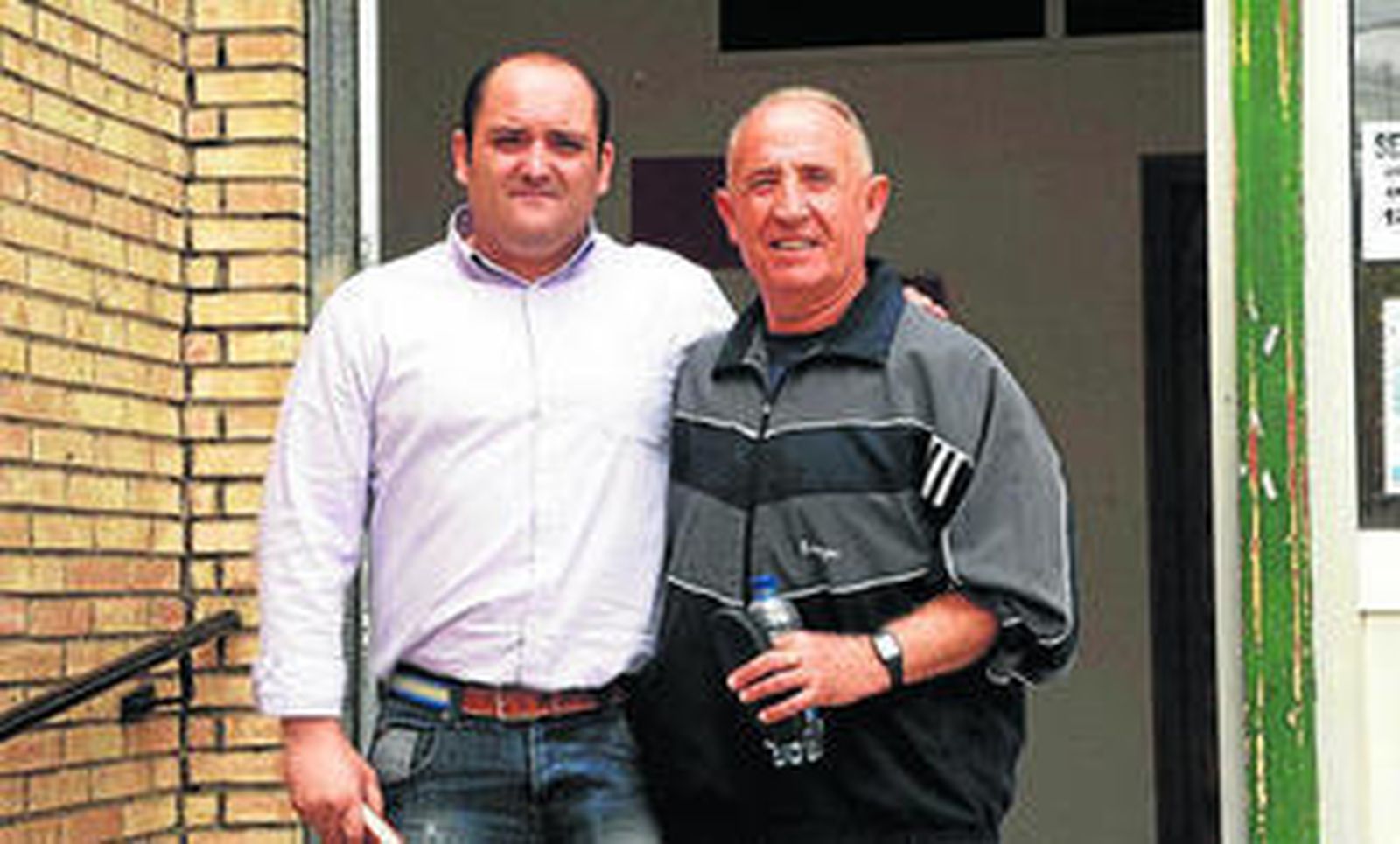 Los ex alcaldes de Puerto Serrano Francisco Javier Gómez (i) y Pedro Ruiz, en mayo de 2013.