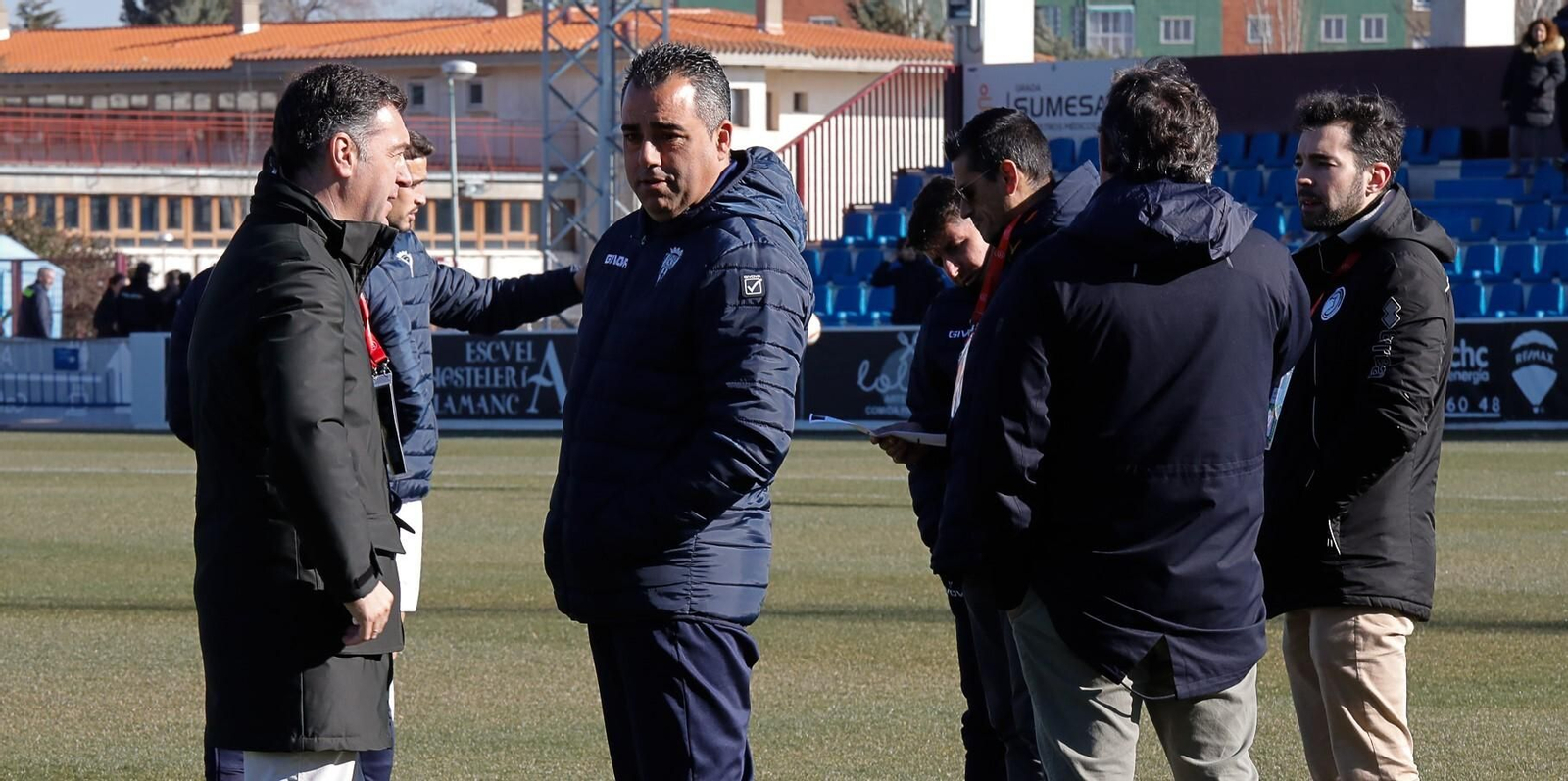 Germán Crespo charla con uno de los consejeros del Córdoba CF antes de un partido. Germán Crespo charla con uno de los consejeros del Córdoba CF antes de un partido.