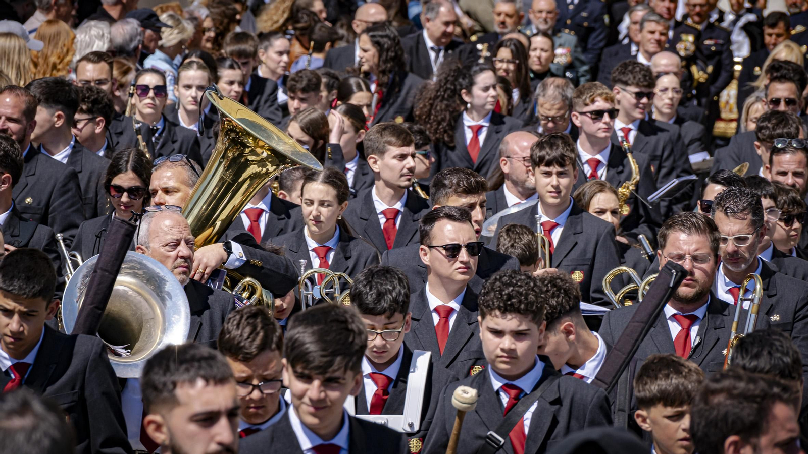 Imágenes de la salida de Santo Entierro en la Semana Santa de Cádiz 2025