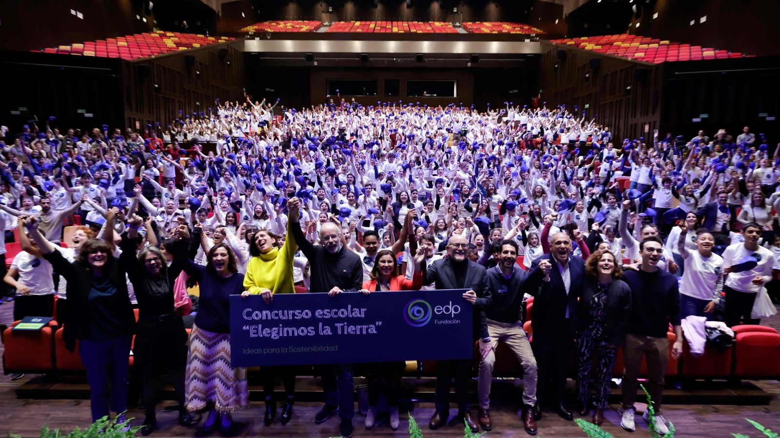 Más de mil niños y niñas sevillanos, durante la gala del concurso de la Fundación EDP