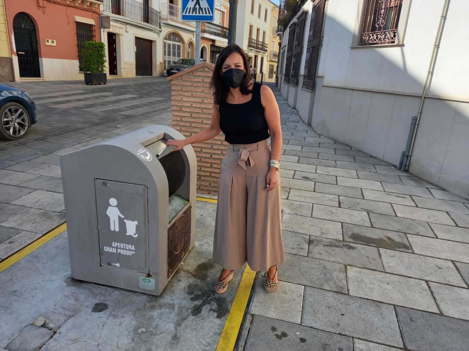 La concejala de Medio Ambiente, Verónica Morillo, junto a uno de los contenedores soterrados de Puente Genil.