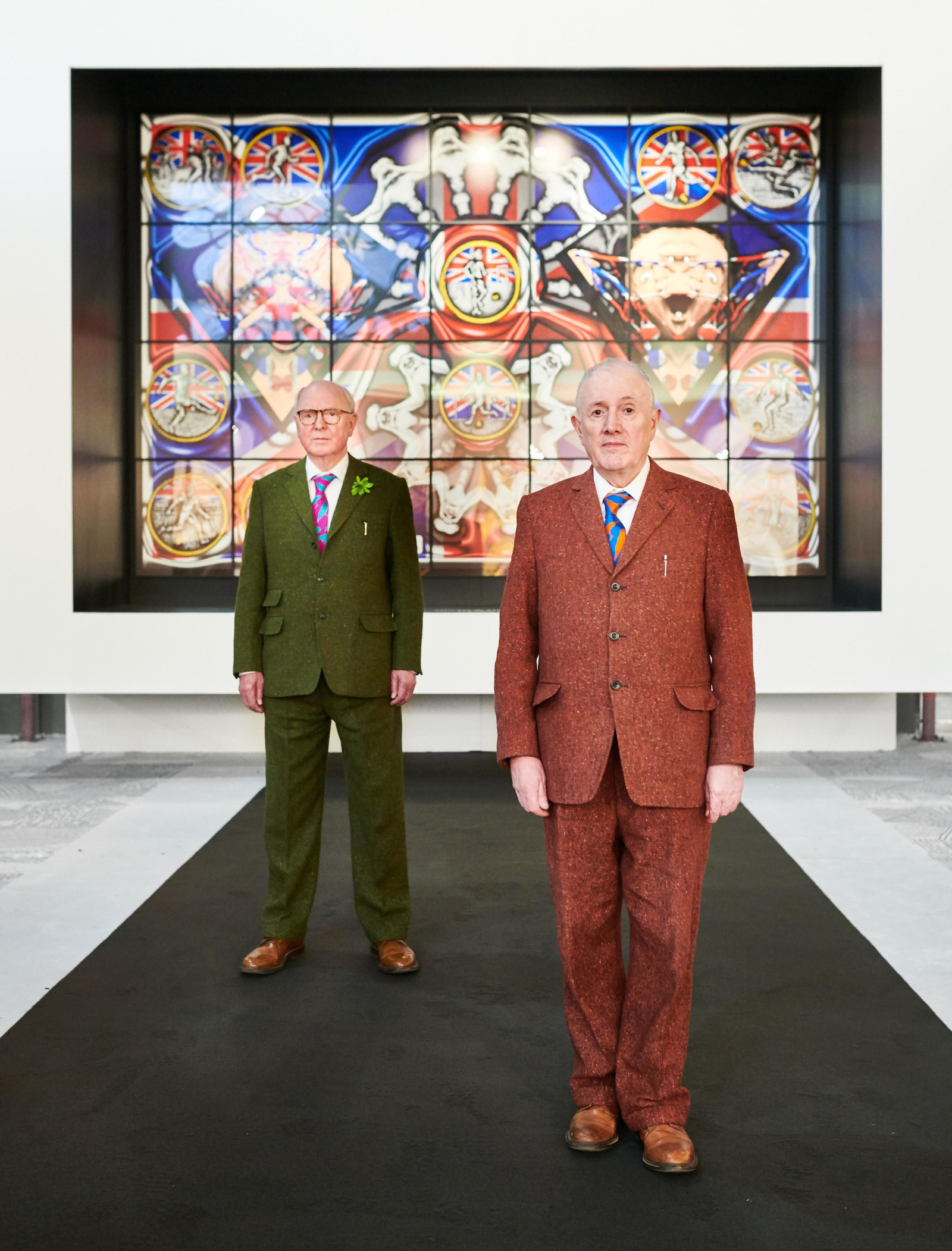 Gilbert adelanta a George en este posado ante una de sus obras.