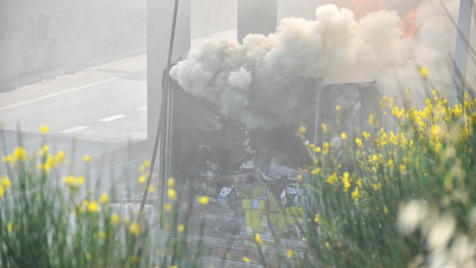 Las fotos del incendio de un camión en el Acceso norte al Puerrto de Algeciras