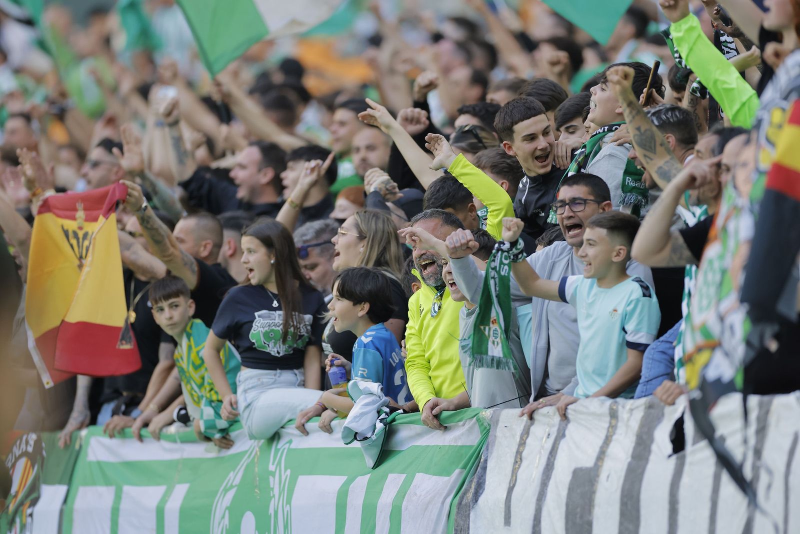 Búscate en las fotos del Betis - Sevilla