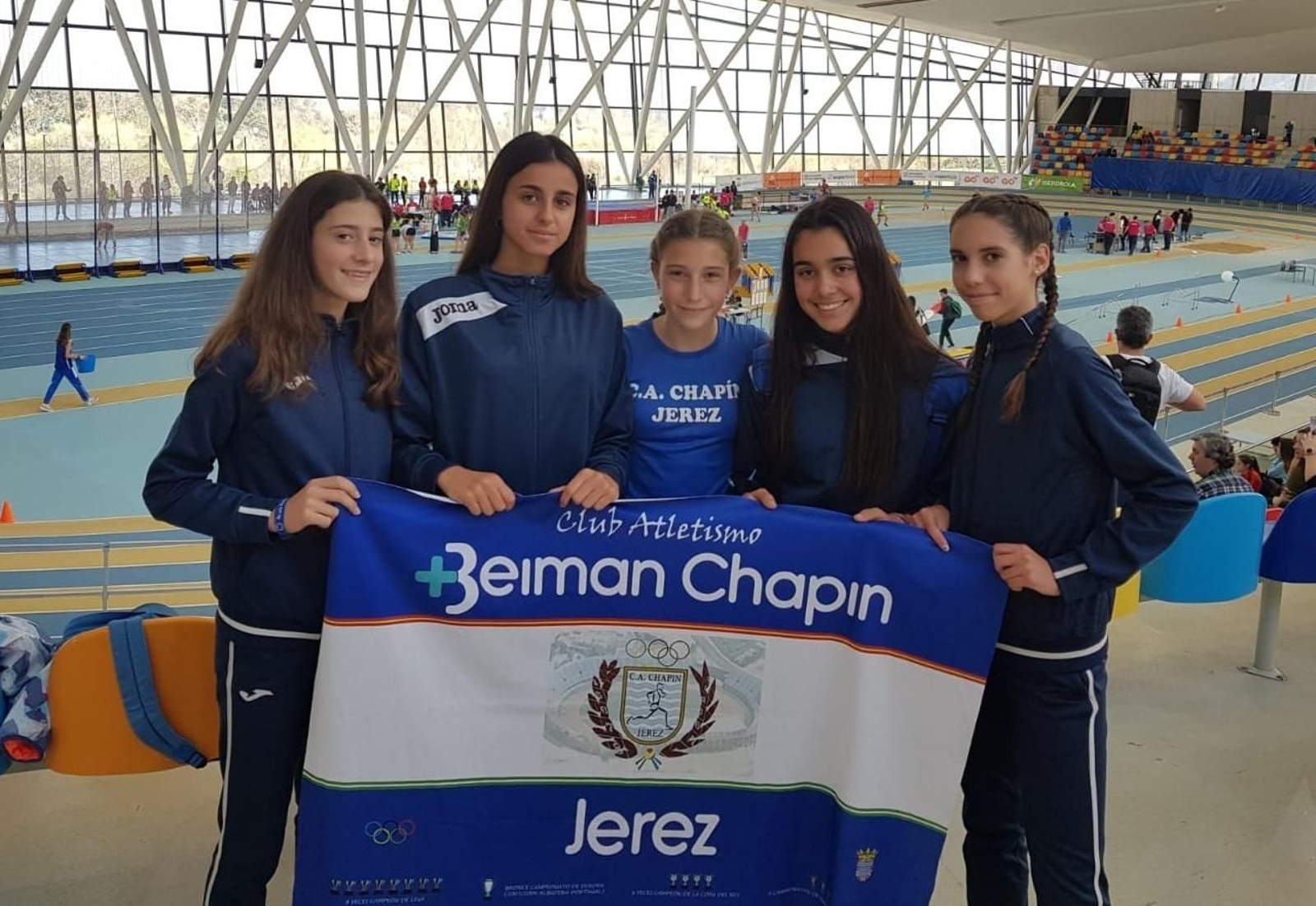 Las atletas del Beiman Chapín posan con la bandera del club y los colores de Jerez.