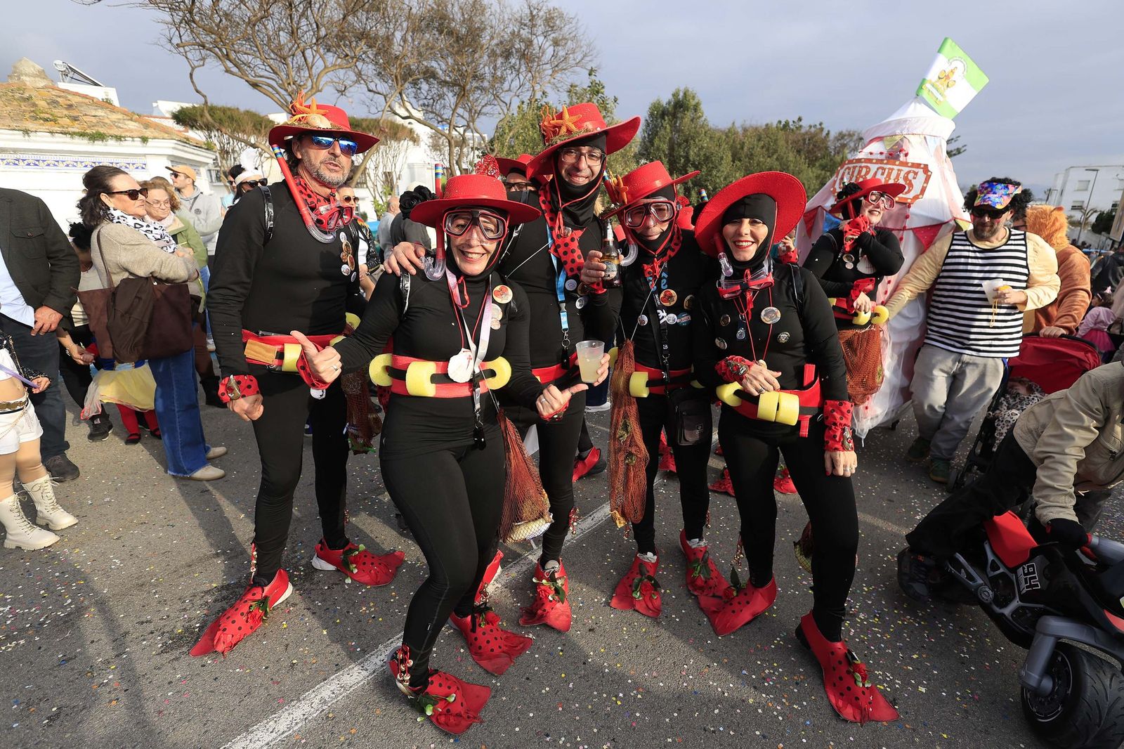 Búscate en las fotos del pasacalles del Carnaval de Tarifa 2026