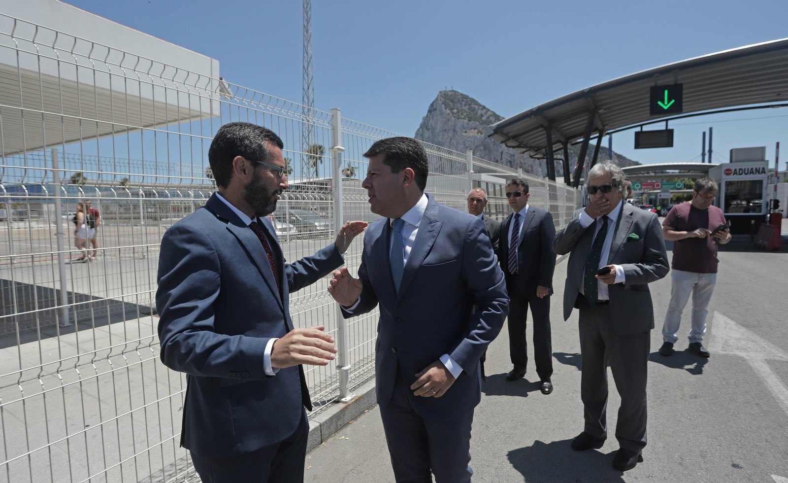 Juan Franco (izquierda) saluda a Fabián Picardo en la Verja el pasado junio.