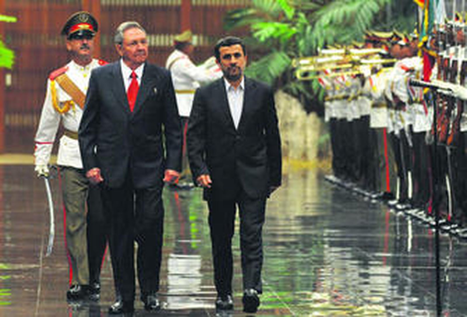 Los presidentes de Cuba, Raúl Castro, e Irán, Mahmud Ahmadineyad, pasan revista a las tropas en el Palacio de la Revolución de La Habana.