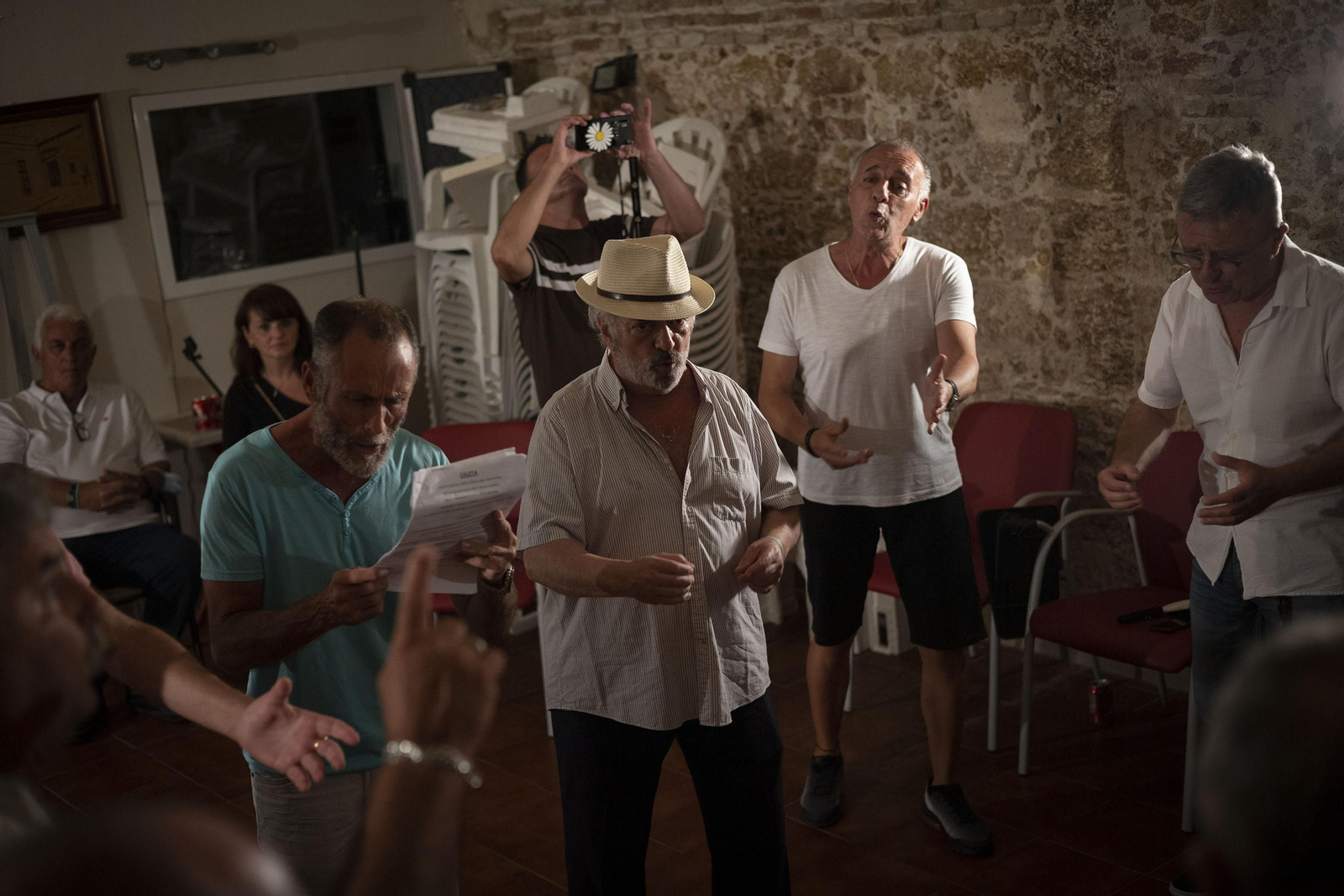 La comparsa, con Antonio Martín en medio, ensayando en la noche del martes.