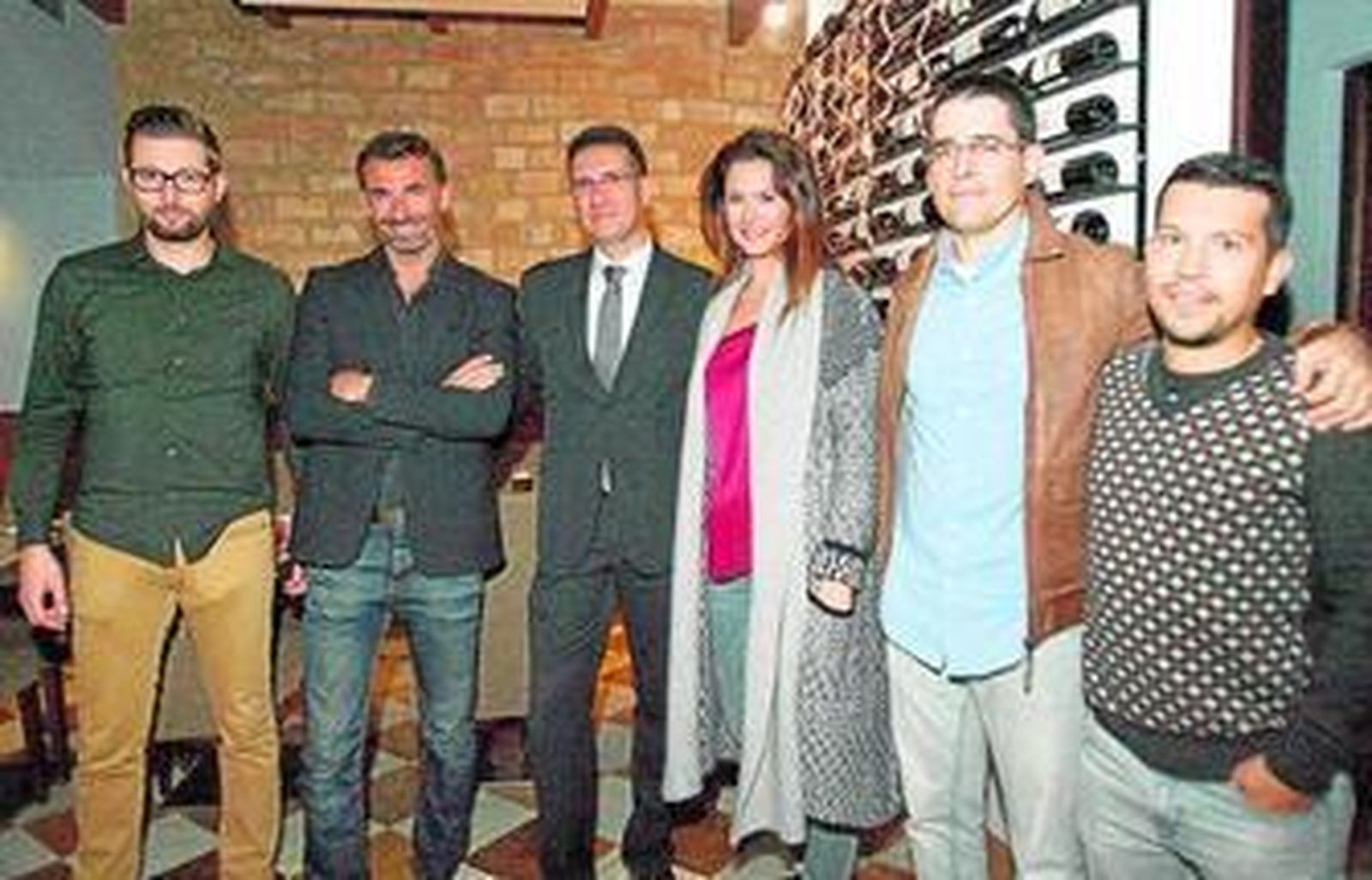 Jorge Hernández y Rocio Pla, junto a los integrantes de La Tertulia de Huelva Información en La Mirta.