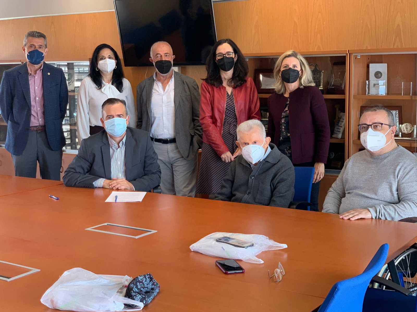 Reunión en la que se procedió a la firma del proyecto solidario.