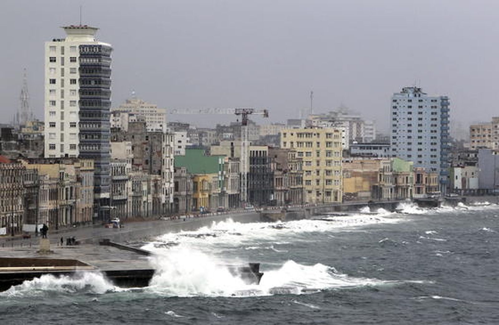 El huracán en su paso por La Habana(Cuba).

Foto: Alejandrp Ernesto (EFE)