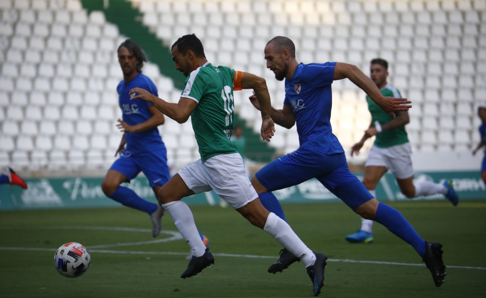 De las Cuevas intenta marcharse de dos zagueros del Linares.
