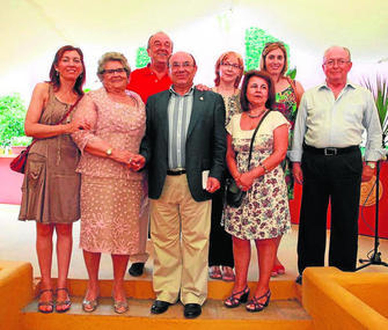 Responsables municipales junto a los premiados y las directoras de los centros de adultos.