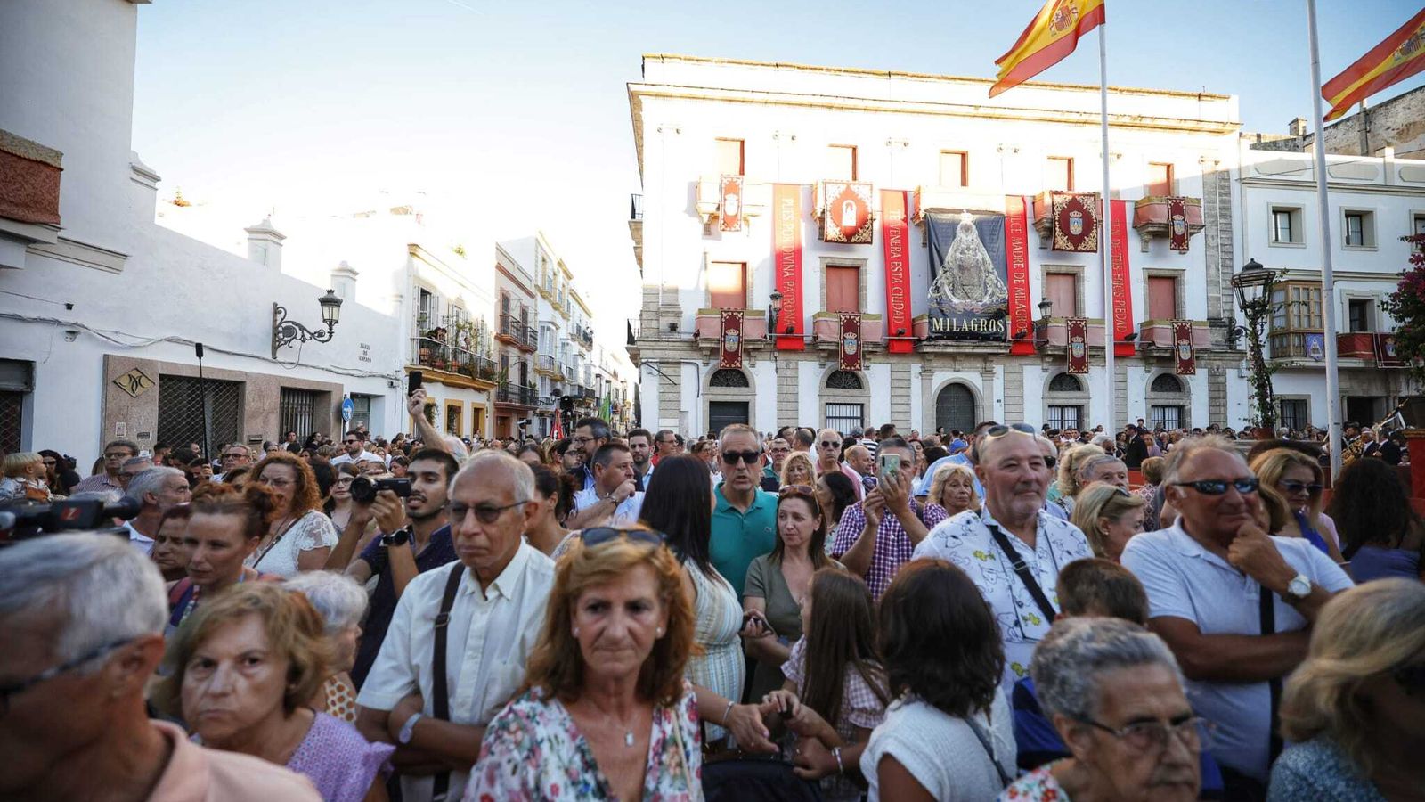El público, portuenses y turistas, abarrotó la Plaza de España, exornada para la  ocasión.