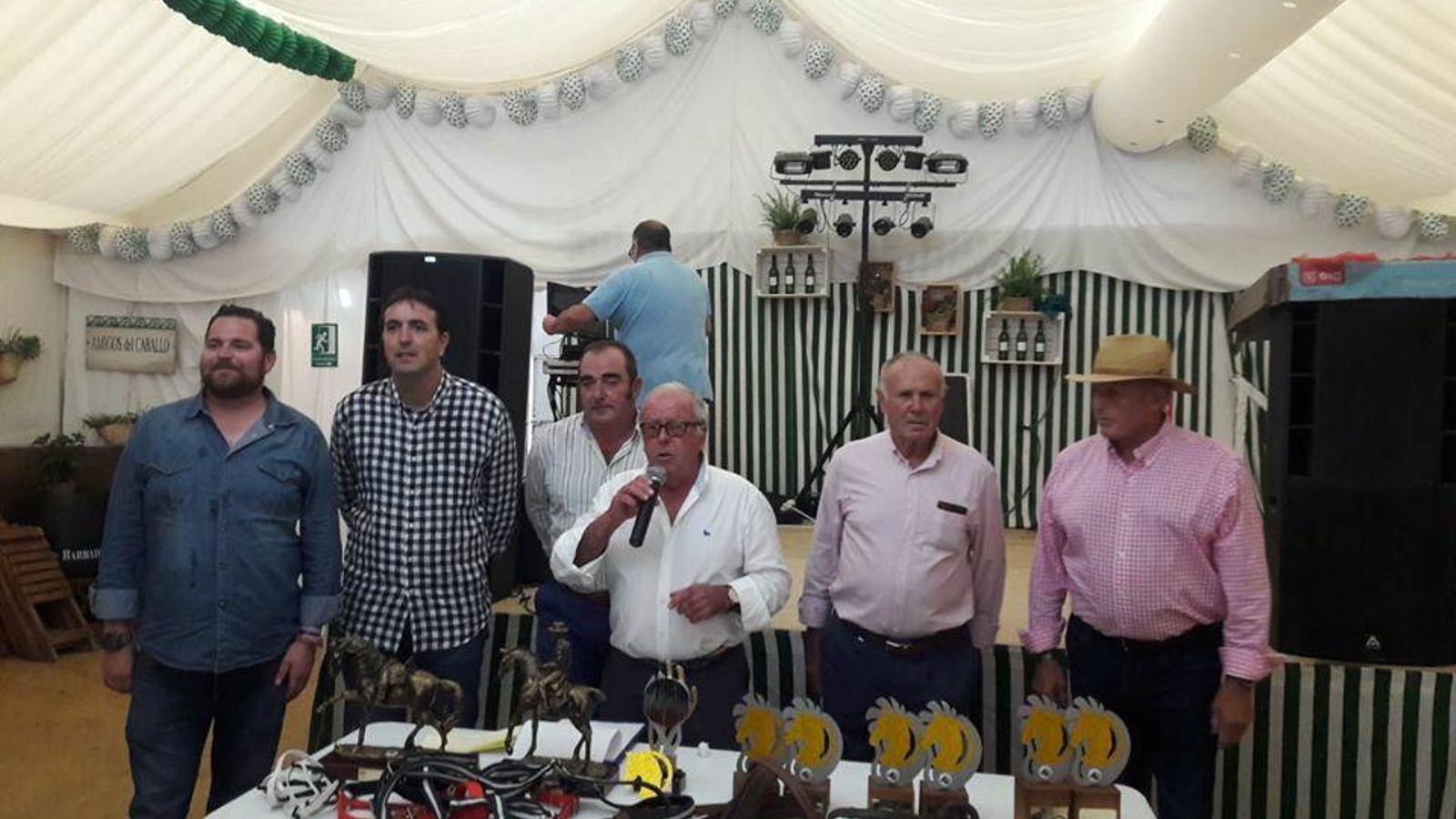 La entrega de los trofeos a los concursos de caballos La entrega de los trofeos a los concursos de caballos
