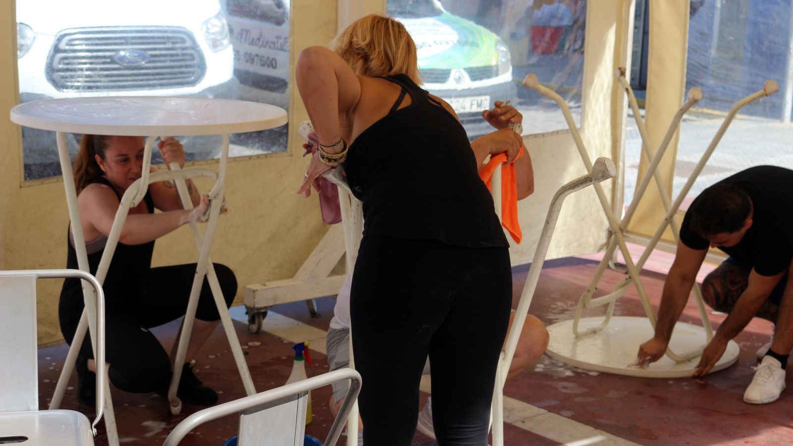 Trabajadores del Bar el Calvo ponen a punto la terraza para su apertura el 1 de junio