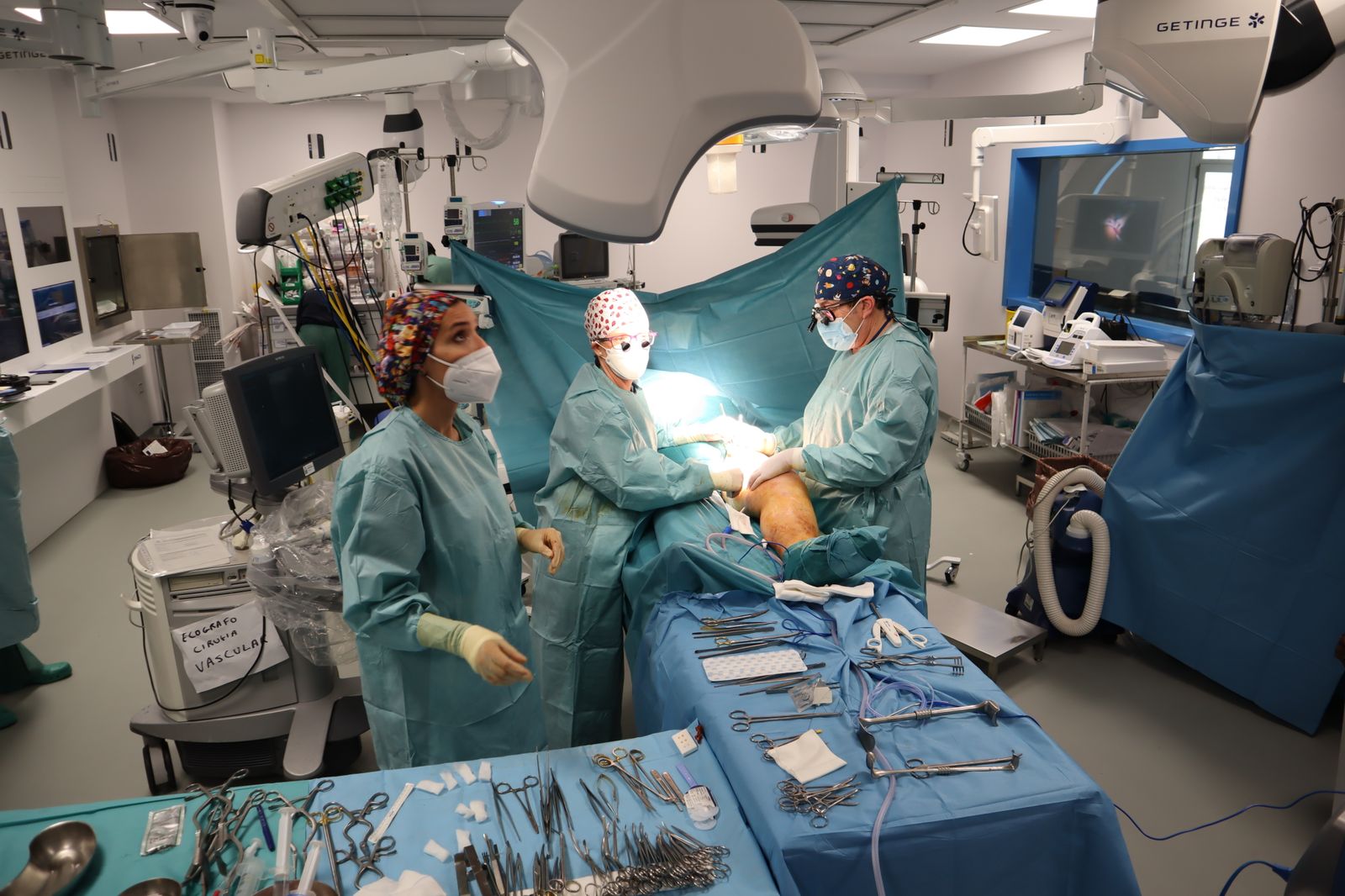 El cirujano José Patricio Linares inicia la intervención