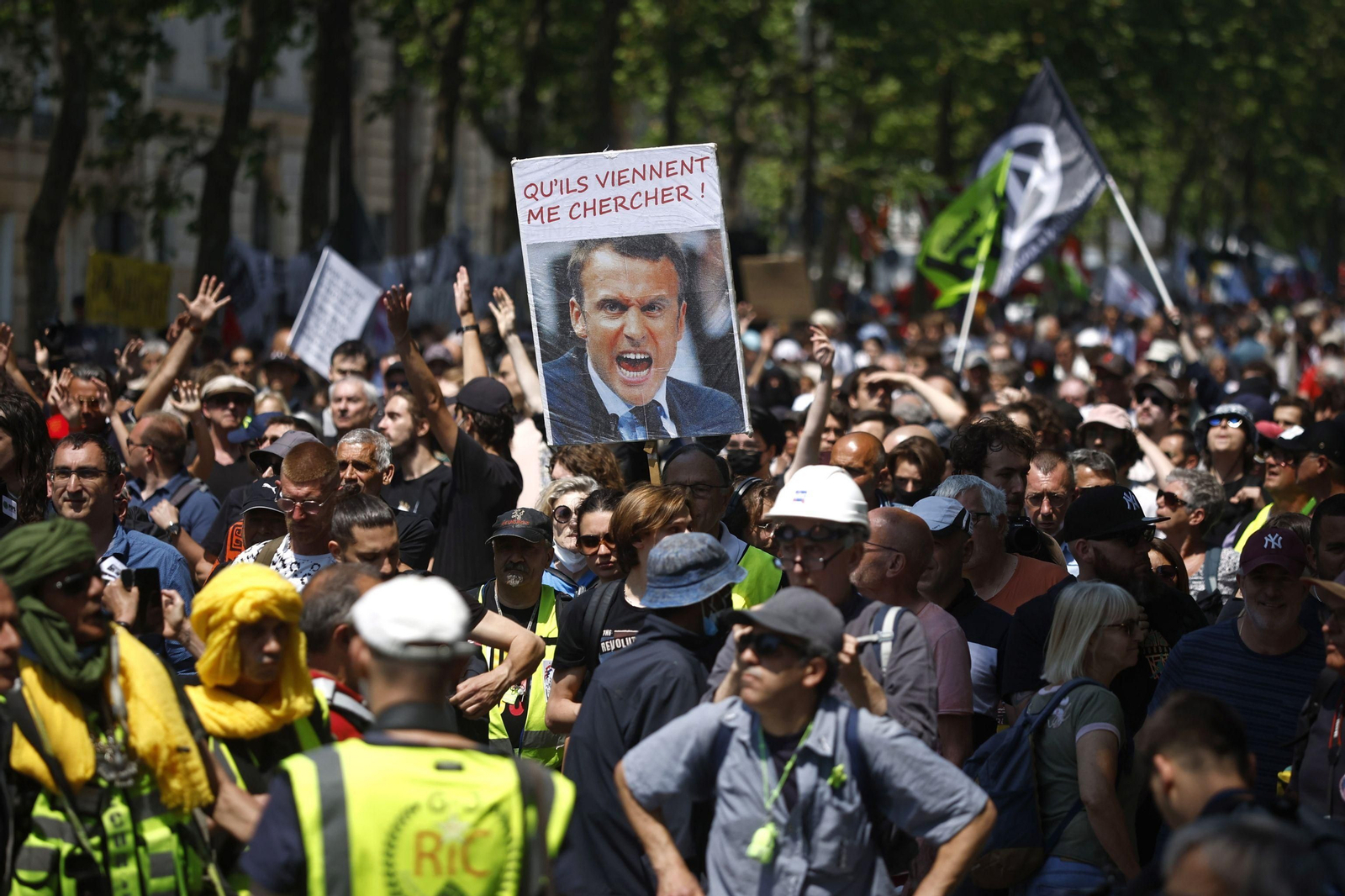Un cartel contra Macron en la protesta por la reforma de las pensiones en París.
