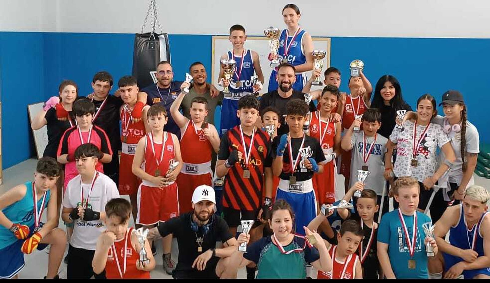 Los diferentes premiados posan con sus trofeos