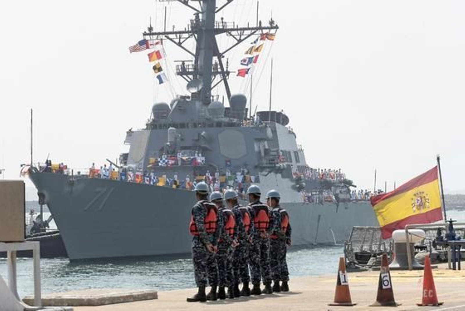 Rota recibe a otros 300 marines con el atraque del 'USS Ross'

Foto: Fito Carreto