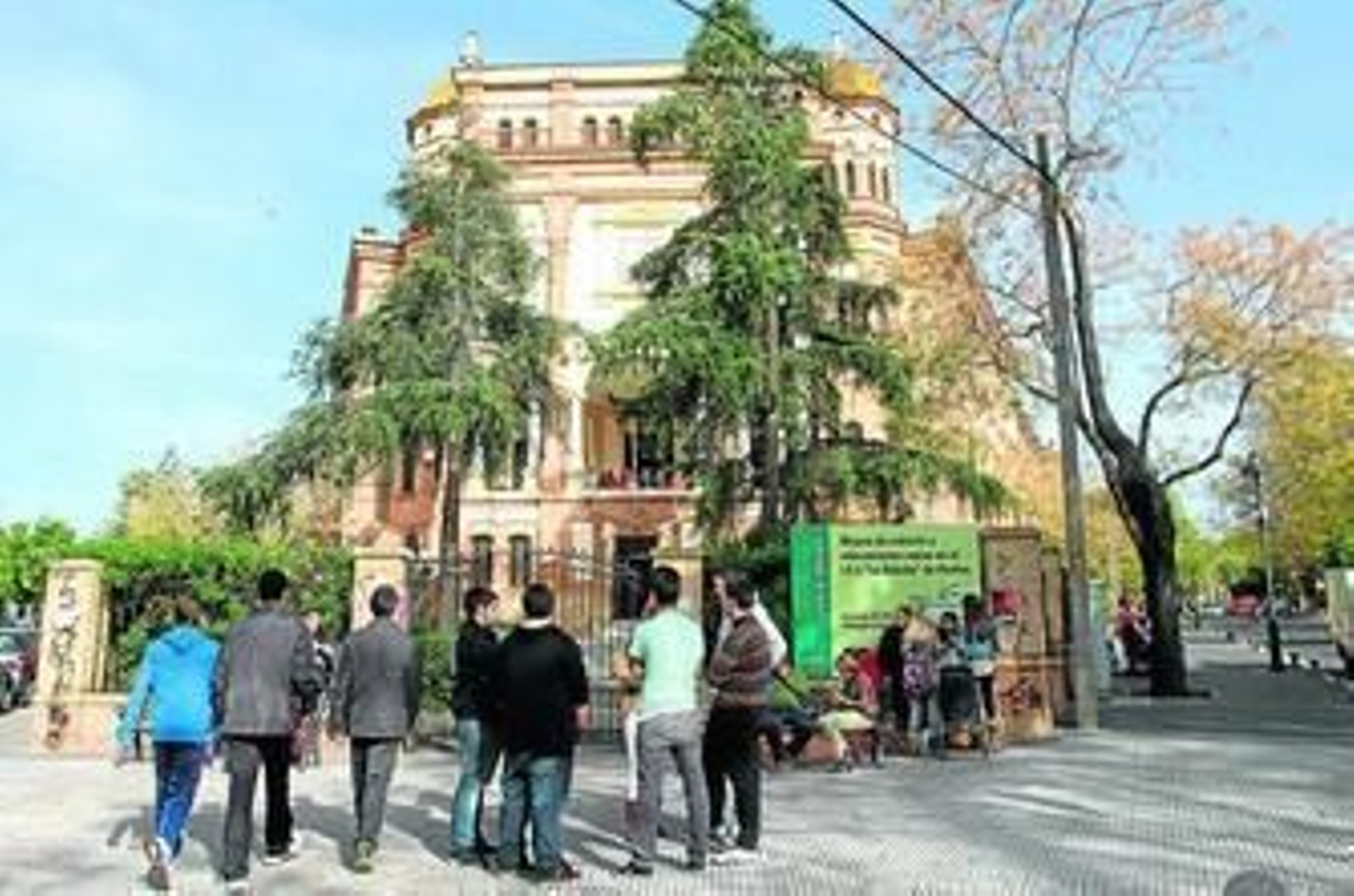 Los alumnos accediendo al instituto de enseñanza secundaria La Rábida por la puerta principal.