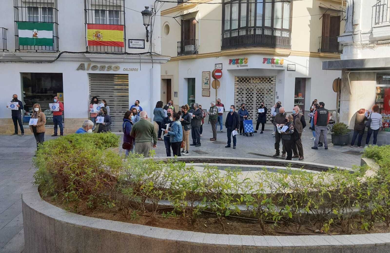Un momento de la concentración protagonizada por los comerciantes en la mañana de este jueves ante el Ayuntamiento.