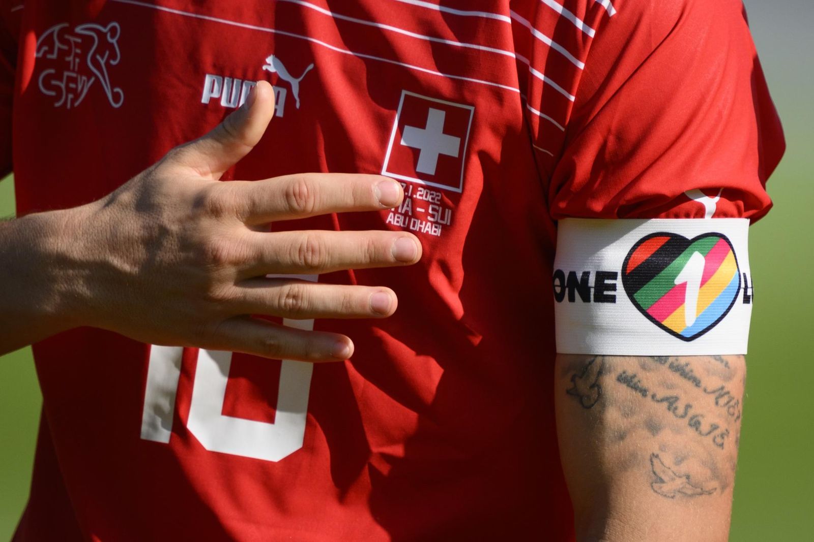 Un jugador de Suiza con el brazalete arcoíris durante los amistosos previos.