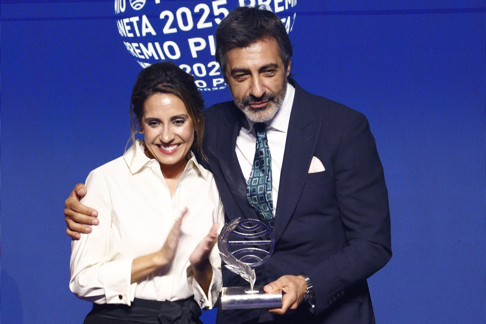 Juan del Val, ganador del Planeta, junto a la finalista, Ángela Banzas.