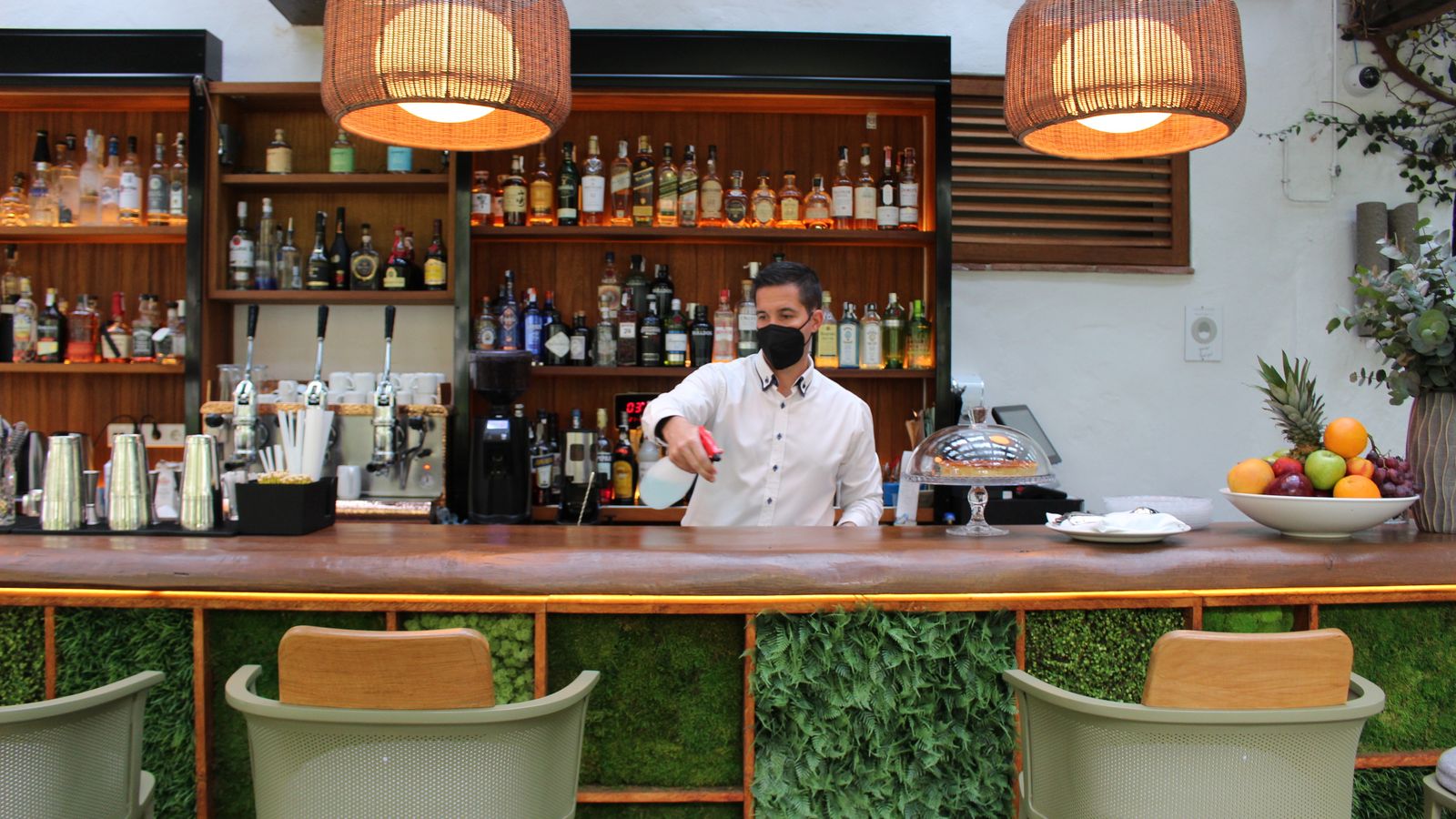 Un camarero desinfecta la barra del bar principal de  Puente Romano Beach Resort.